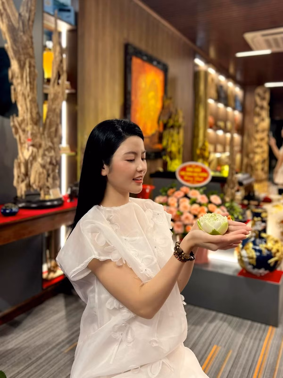 Mới nhất trên trang cá nhân, Chu Thanh Huyền đã đăng tải hình ảnh diện váy suông dáng dài, trên tay đang cầm một bông hoa sen màu xanh.