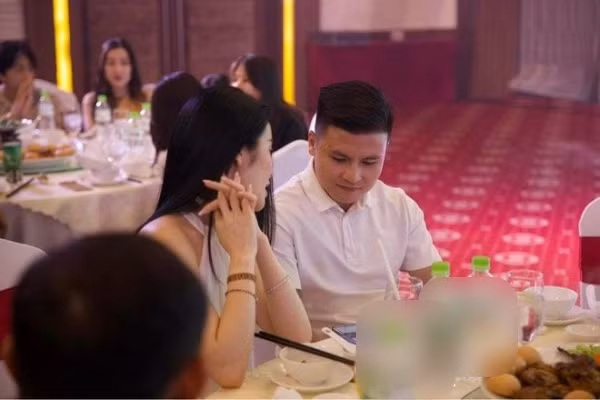 Trong thời gian yêu xa bạn gái tin đồn Quang Hải vẫn thường xuyên hâm nóng tình cảm với chàng cầu khiến netizen vô cùng tò mò.