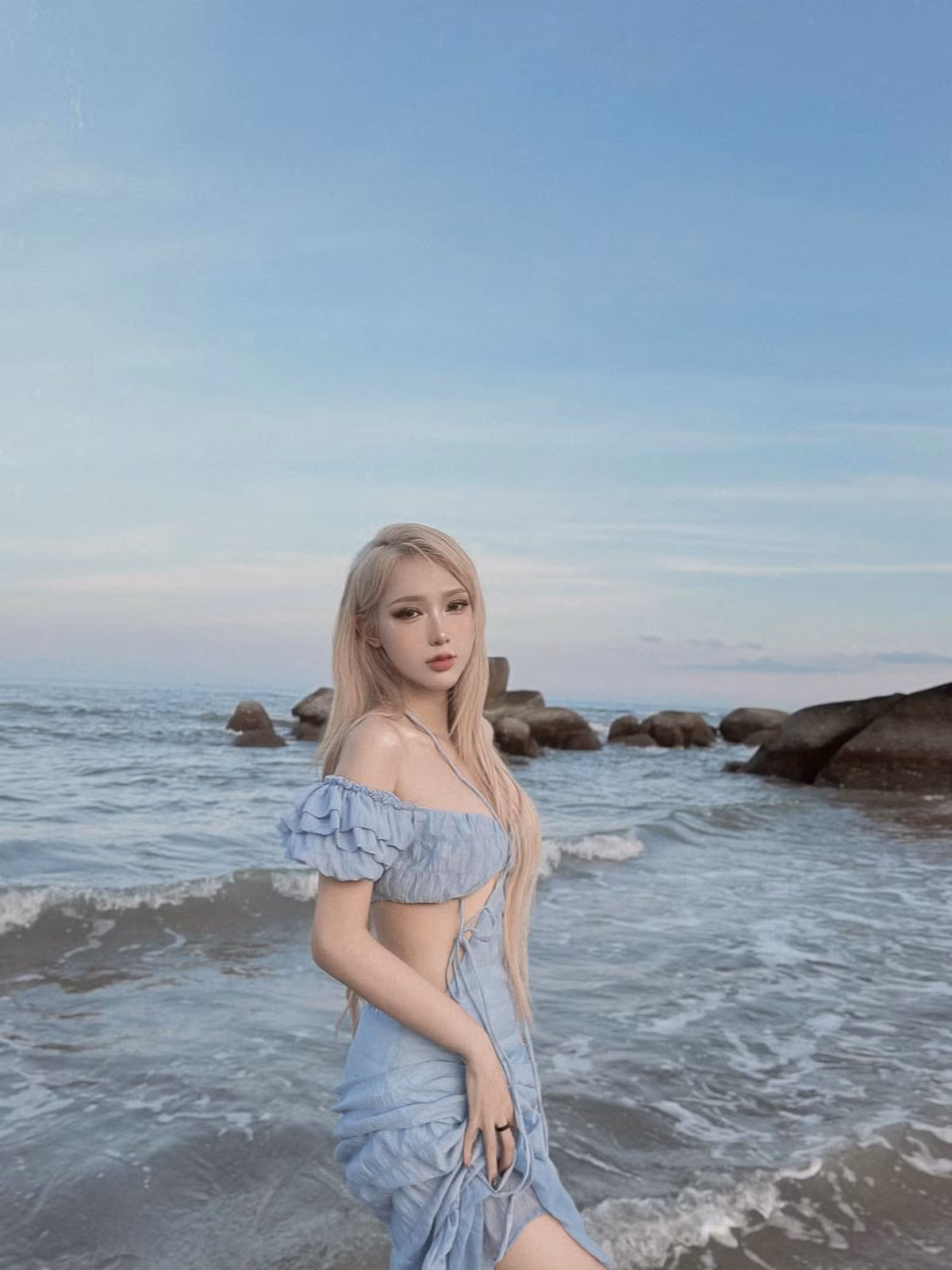 Kiểu đồ "2 trong 1" này có thể diện như váy hoặc bikini. Bộ đồ tôn dáng giúp cô nổi bật giữa không gian biển.