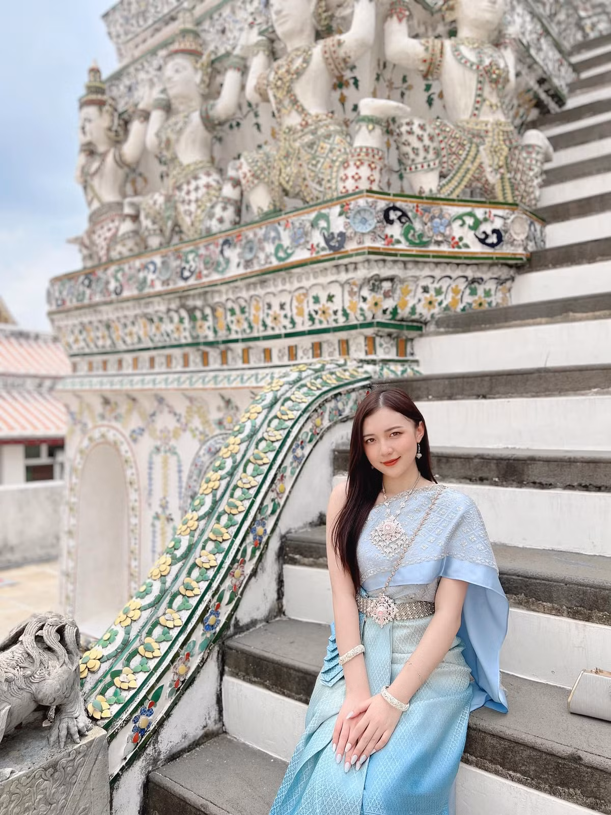 Diện trang phục Thái Lan, “nữ MC trẻ nhất VTV” gây thương nhớ netizen Dien trang phuc Thai Lan, “nu MC tre nhat VTV” gay thuong nho netizen