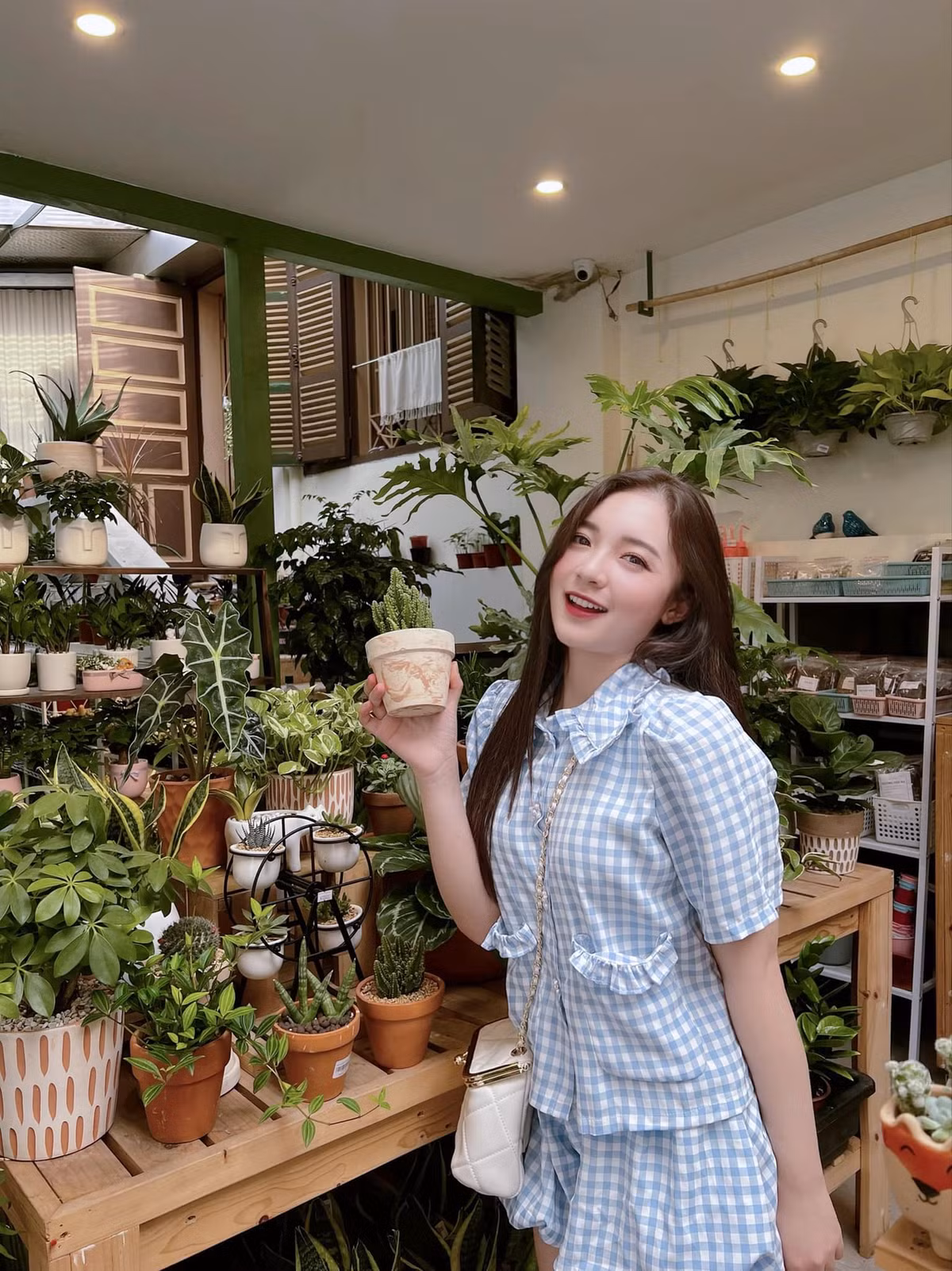 Sở hữu gương mặt xinh đẹp, chất giọng lôi cuốn cùng thân hình gợi cảm, Phương Thảo khiến nhiều người yêu thích ngay từ cái nhìn đầu tiên.