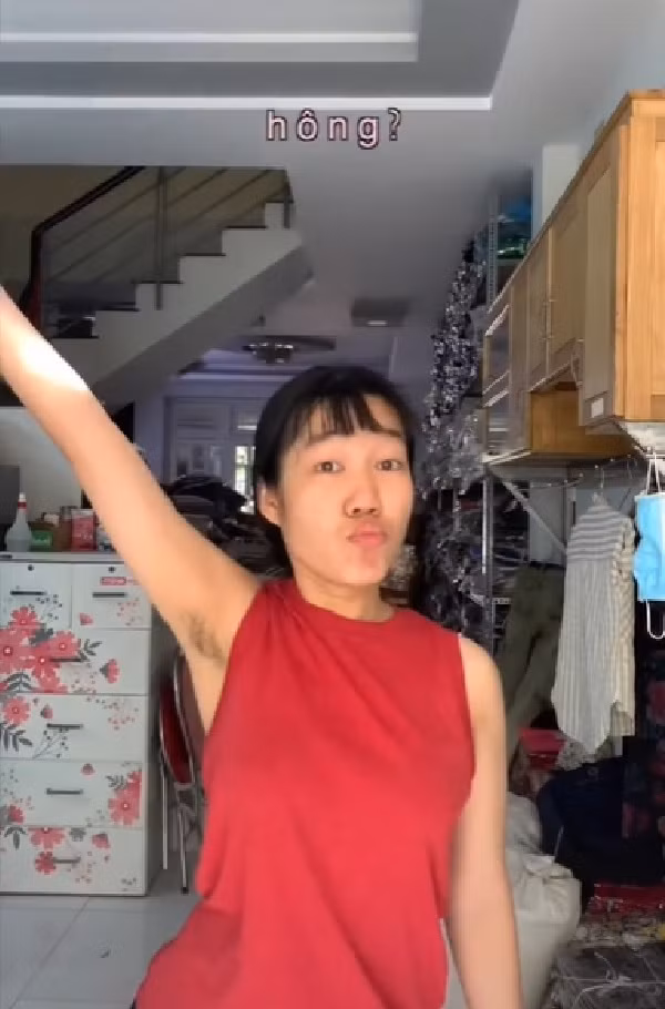 Mới đây nhất Lê Thụy còn khiến cư dân mạng "há hốc mồm" với độ lầy lội có 1-0-2. Theo đó, cô nàng khoe lên đồ cosplay Harley Quinn, nhưng điều khiến nhiều người "sốc là cách giơ tay cao tạo dáng để lộ lông nách vùng dưới cánh tay rậm rạp chẳng khác gì rừng Amazon.