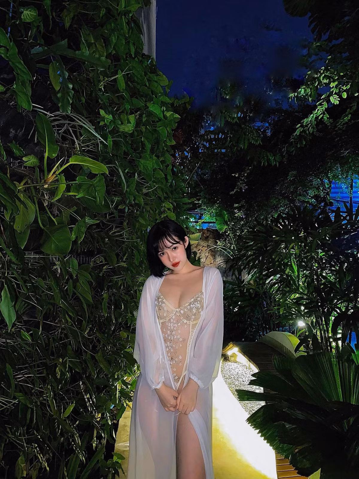 Diện đồ lụa, hai hot girl Việt khoe vẻ đẹp “ngọt như mía lùi“ Dien do lua, hai hot girl Viet khoe ve dep “ngot nhu mia lui“
