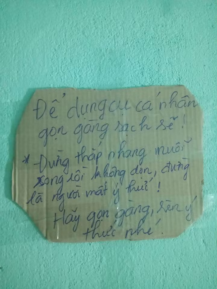 Theo nhiều người bình luận, vì ở trọ ghép nhiều người nên các bạn sinh viên đã cùng soạn thảo ra những nội quy chung cho mọi người cùng thực hiện để chung sống "hòa bình".