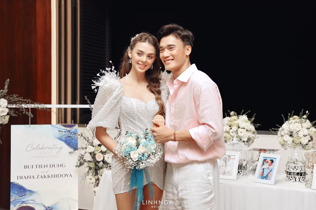 Ngay sau đám cưới, thủ môn Bùi Tiến Dũng và vợ người mẫu đã quay trở lại với công việc thường ngày.