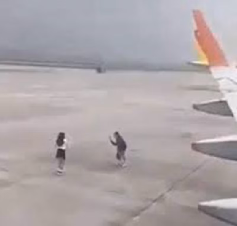 Một đôi TikToker khác cũng tranh thủ nhảy múa ngay cạnh máy bay đang dừng đỗ. Sau khi được chia sẻ lên mạng xã hội, sự việc khiến dư luận vô cùng bức xúc bởi hành động vô ý thức của 2 nhân vật này.