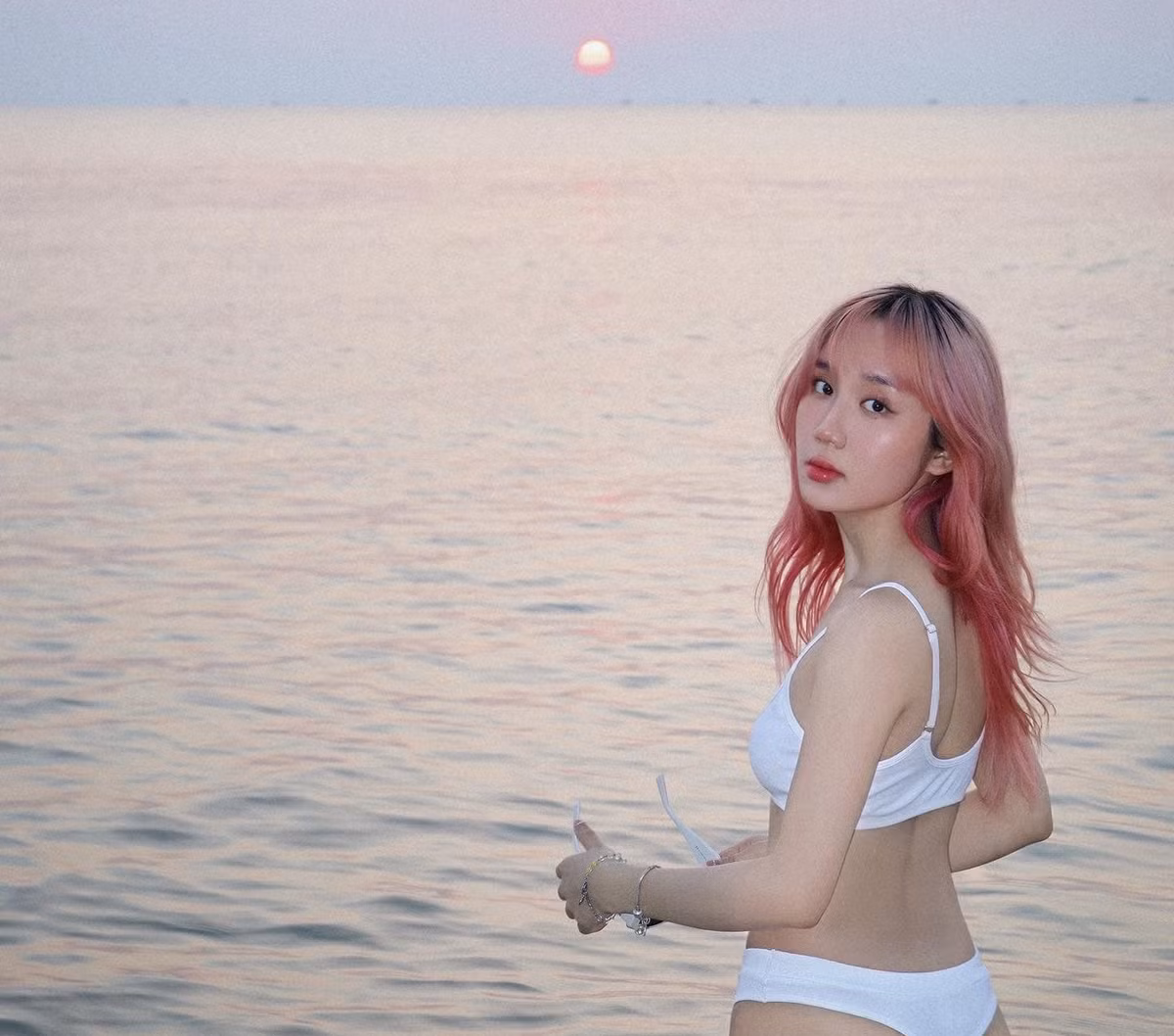 Chính vóc dáng đẹp và gợi cảm của cô đã khiến không ít fans phải trầm trồ.