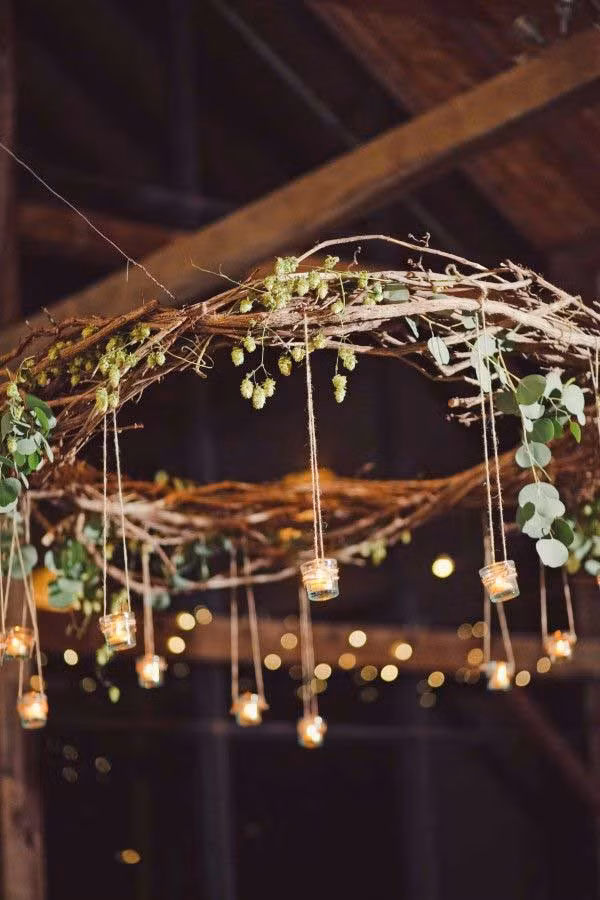 Bạn cũng có thể uốn những cành cây thành hình tròn như thế này và treo những cốc nến nhỏ để trang trí cho ngôi nhà mình thêm phần lung linh và lãng mạn. Ảnh: Woohome.