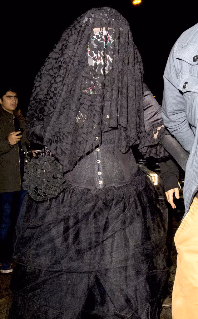 Adele diện cả cây đen khi sánh bước cùng chồng trong ngày Halloween. Ảnh: Eonline.
