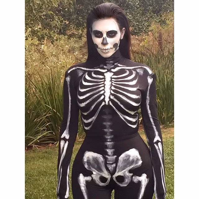 Son da ga voi trang phuc Halloween kinh di cua sao Hollywood