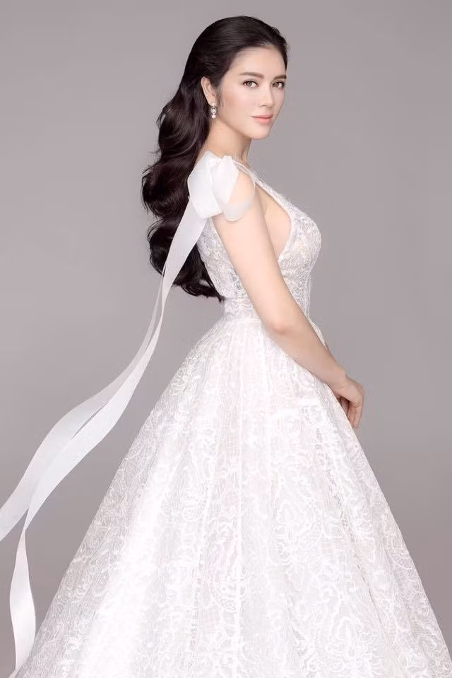 Tối 22/10, Lý Nhã Kỳ đã có những dòng trạng thái về quyết định chia tay bạn trai quen 9 năm. Cô chia sẻ, chặng đường 9 năm yêu là cả một giai đoạn đầy đủ thăng trầm. "Trong một lúc tĩnh tâm, Kỳ chỉ muốn nói Kỳ và Phúc đã chia tay được một thời gian sau 9 năm. Đó đã là một quãng thời gian đủ đẹp để có thể cất vào ngăn kéo. Suy cho cùng, ai cũng chỉ muốn được yên ấm trong một bàn tay mà mình tin tưởng, đó là một bàn tay thực sự biết giữ lấy tay mình. Còn nếu không thể làm được điều đó, hãy buông nó ra, muộn cũng được còn hơn không bao giờ", nữ diễn viên chia sẻ.