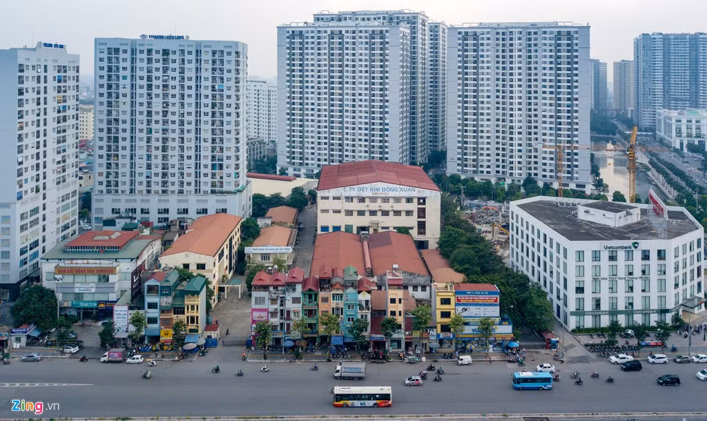 Nằm trong khu dân cư đông đúc tại phố Minh Khai (quận Hai Bà Trưng, Hà Nội) là Nhà máy dệt kim Đông Xuân. Người dân sinh sống gần đó cho biết nhà máy này hoạt động thường xả khói có mùi khét và hắc khiến họ cảm thấy khó thở.