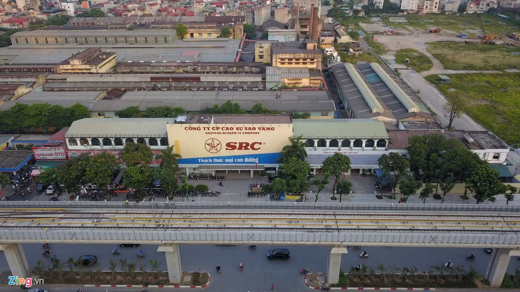Nhà máy cao su Sao Vàng thành lập từ năm 1960, chuyên sản xuất các loại săm lốp máy bay, ôtô, xe đặc chủng, xe máy, xe đạp và các sản phẩm cao su kỹ thuật. Kế hoạch di dời nhà máy này về Hà Nam đã được phê duyệt từ nhiều năm trước.