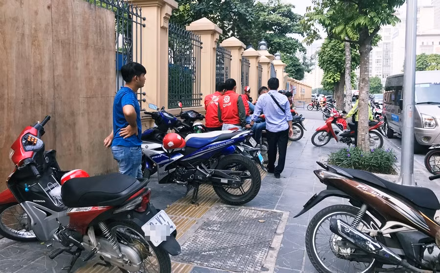 Hầu hết các tài xế tập trung nhau đến đây còn cho rằng do việc Go-Viet thay đổi chính sách thưởng điểm mới đã làm khó họ. Trong cách tính điểm thưởng mới của Go-Viet, thì thu nhập của tài xế tăng lên nhưng đồng nghĩa với việc họ phải chạy nhiều cuốc hơn so với trước, nhiều tài xế không thể đáp ứng được yêu cầu.
