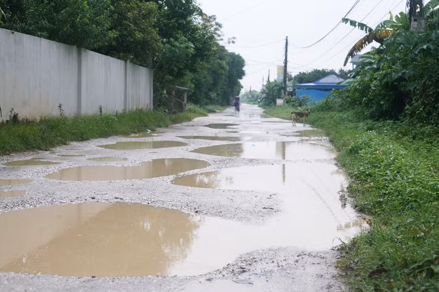 Không biết đến khi nào người dân nơi đây mới thoát khỏi nỗi ám ảnh khi đi qua "con đường đau khổ" này.