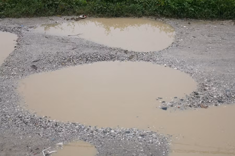 Trao đổi với PV Kiến Thức, ông Trần Văn Tường (57 tuổi, xóm 5, thôn 2, xã Tiến Thắng, huyện Lý Nhân, tỉnh Hà Nam) cho biết: "Trước đây, mỗi dịp rằm tháng 8 thì còn một vài doanh nghiệp đóng trên địa bàn chở một vài xe đá dăm đổ lấp dần các chỗ hỏng cho trẻ đi chơi Trung thu, cắm trại.Bình thường người thân của tôi đi ô tô về thăm nhà, nước còn tràn cả vào trong xe".