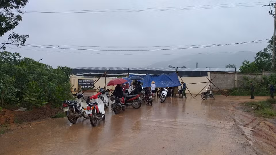Dân đội mưa rét kéo nhau đến gia cầm Hòa Phát Phú Thọ yêu cầu đối thoại Dan doi mua ret keo nhau den gia cam Hoa Phat Phu Tho yeu cau doi thoai