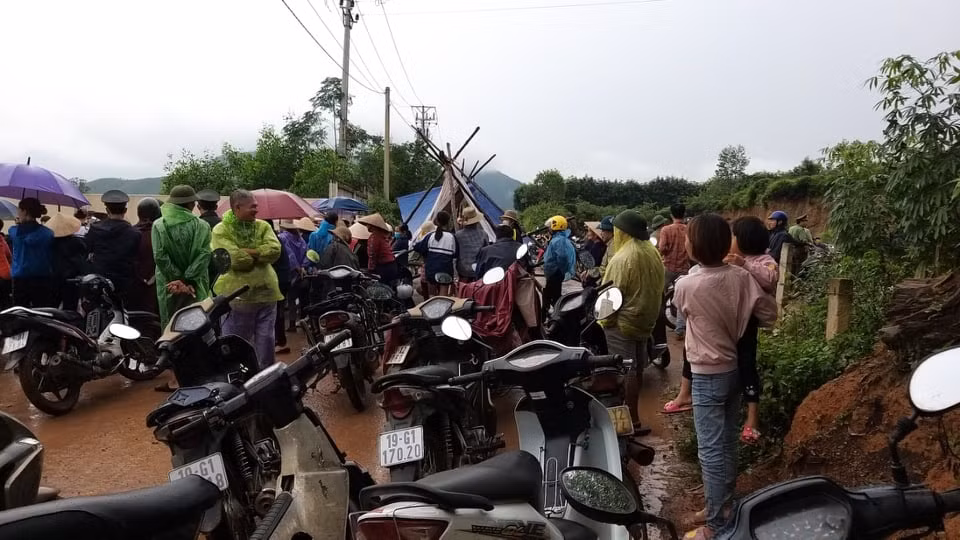 Dân đội mưa rét kéo nhau đến gia cầm Hòa Phát Phú Thọ yêu cầu đối thoại - Hình 2 Dan doi mua ret keo nhau den gia cam Hoa Phat Phu Tho yeu cau doi thoai-Hinh-2