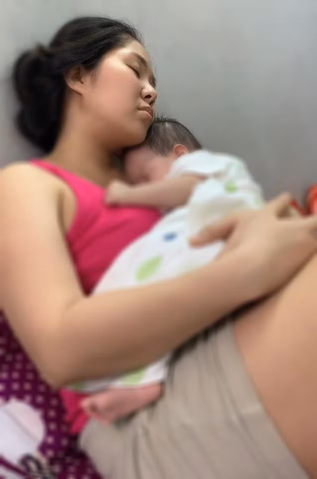 Trong giai đoạn mang thai và sinh con thứ hai, Lê Phương tăng cân rất nhiều. Thời điểm "vượt cạn", cân nặng của diễn viên "Gạo nếp gạo tẻ" vượt mức 80kg. Tuy nhiên, nữ diễn viên vẫn chưa có ý định ép cân vì đang trong giai đoạn nuôi con bằng sữa mẹ. Tuy không bị stress nghiêm trọng vì vấn đề cân nặng, nhưng theo Lê Phương, cô cũng mặc cảm khi xuất hiện trước công chúng. Mới đây, nữ diễn viên còn cho biết ám ảnh đến mức trong giấc mơ cũng thấy vóc dáng thời son rỗi... Nhưng Lê Phương bỗng giật mình tỉnh giấc, thấy mình bị chồng chụp lén trong lúc đang ôm con.