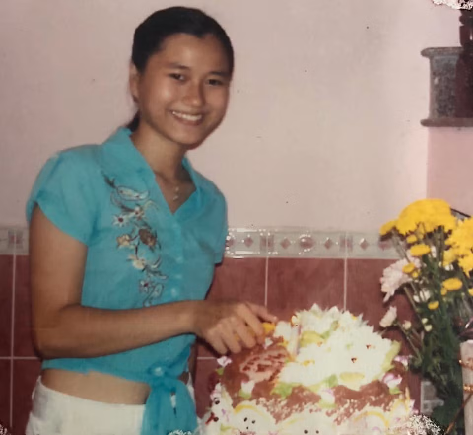 Hứa Minh Đạt cũng nổi tiếng về khoản đăng ảnh "dìm vợ" trên mạng xã hội. Không ít lần nam diễn viên khiến Lâm Vỹ Dạ rơi vào tình huống "dở khóc dở cười" vì những ảnh độc "đào mộ". Như trong ngày sinh nhật của Lâm Vỹ Dạ, bên cạnh lời nói yêu thương, Hứa Minh Đạt không ngại phơi bày trước bàn dân thiên hạ quá khứ đen nhẻm của bà xã. Bức ảnh đắt giá thời thiếu nữ của Lâm Vỹ Dạ khiến nhiều người không khỏi thích thú.