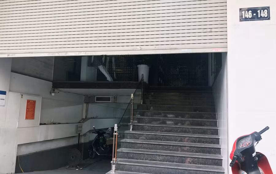 Các cánh cửa bên trong cửa hàng thời trang thương hiệu SEVEN.am trên phố Tôn Đức Thắng đều đã khép kín. Tuy vậy, PV vẫn quan sát thấy sản phẩm thời trang được trưng bày trên"ma-nơ-canh".