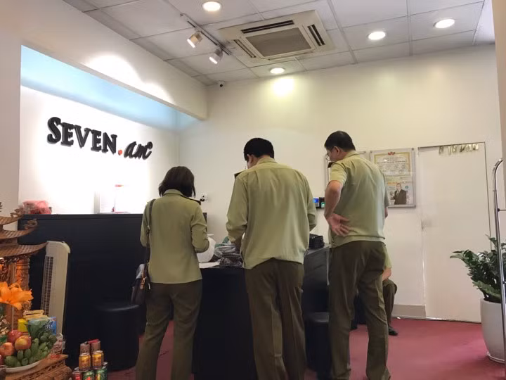 Một ngày trước, Cục Quản lý thị trường Hà Nội đã ra quân tổng kiểm tra đồng loạt 5 hệ thống cửa hàng SEVEN.AM tại Hà Nội, gồm: số 146-148 Tôn Đức Thắng; 11 Kim Đồng; 146 Thái Hà; 135 Trần Phú, Hà Đông; 506 Nguyễn Văn Cừ.