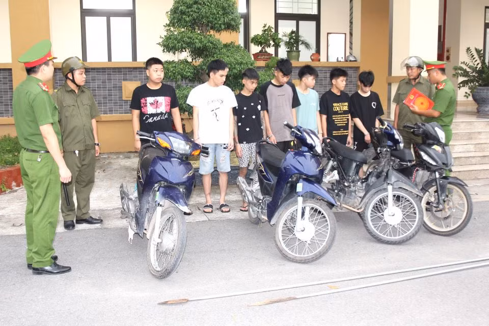 Ha Nam: Bat khan cap nhom thanh, thieu nien vac dao doa nguoi di duong