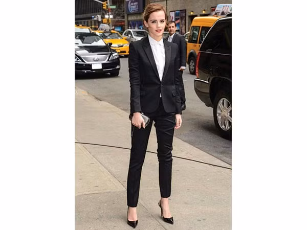 Emma Watson lọt top những sao nữ mặc pansuit (âu phục) đẹp nhất khi diện một thiết kế màu đen của Saint Laurent. Cô kết hợp giày cao gót mũi nhọn màu đen chất liệu da bóng, áo sơ mi trắng cài hết cúc, clutch cầm tay nữ tính và trang điểm cổ điển để hoàn thiện vẻ ngoài lịch sự, chỉn chu nhưng không kém phần nữ tính. 