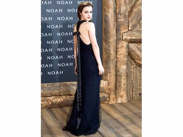Một bộ váy màu đen khác của Emma Watson cũng nhận được nhiều phản hồi tích cực từ giới mộ điệu. Lớp voan cát bên ngoài lụa màu đen làm cho bộ váy trông sang trọng và nữ tính. Điểm nhấn là chiếc nơ ruy băng ở lưng làm nữ diễn viên thêm điệu đà khi nhìn từ phía sau. 