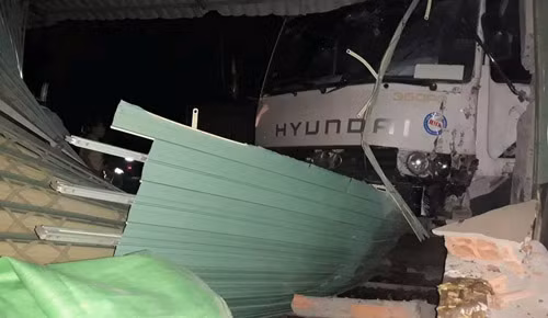 Hiện trường xe tải tông sập quán ăn trong đêm khuya ở huyện Hóc Môn, TP HCM.