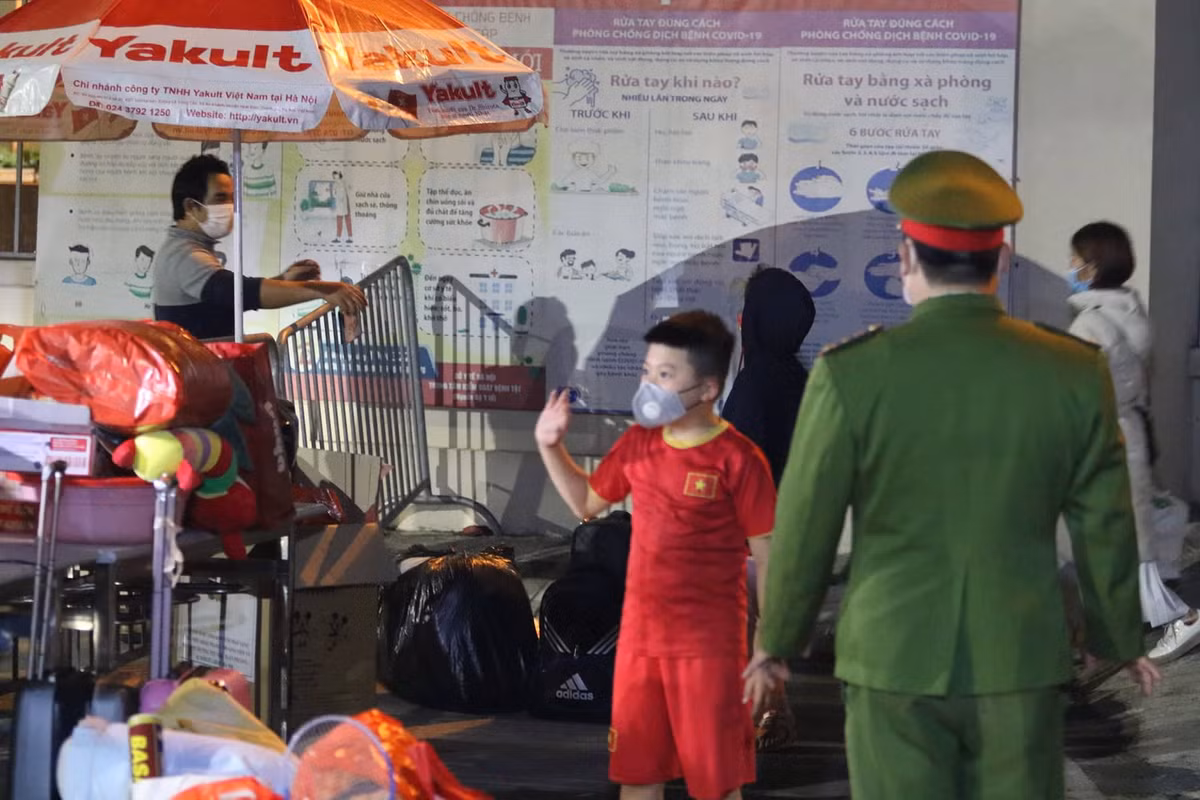 Theo ông Hiền, trong cuộc giao ban về công tác phòng, chống dịch với các tỉnh, thành phố, Bộ trưởng Bộ Y tế Nguyễn Thanh Long đã thông tin về những điểm mới trong cách ly đối với trẻ dưới 5 tuổi. Theo đó, trẻ dưới 5 tuổi sẽ cho cách ly tại nhà nhưng bắt buộc phải có người chăm sóc và nhà không có người già. Trong ảnh: Một em nhỏ vẫy tay chào người thân.
