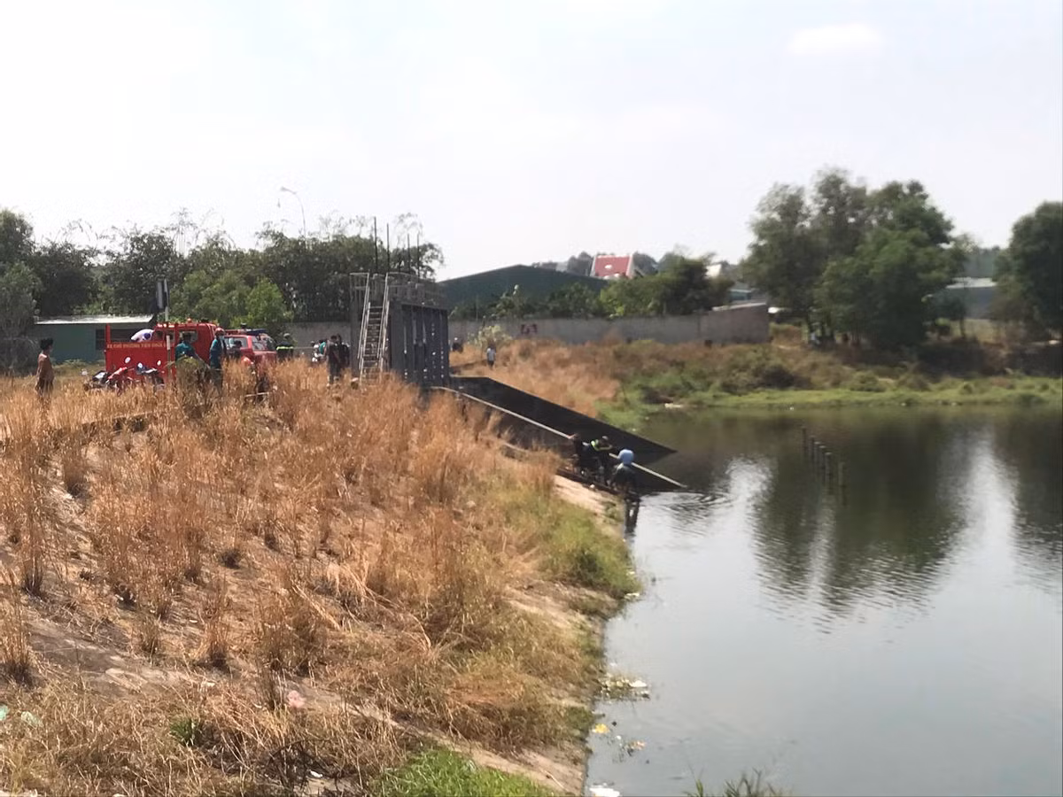  Hai chị em tử vong thương tâm trưa mùng 6 Tết: Khoảng 10h ngày 17/2 (mùng 6 Tết), tại hồ Phú Tân, phường Phú Tân, TP. Thủ Dầu Một, tỉnh Bình Dương. Tại đây, 3 em nhỏ không may bị trượt chân ngã xuống nước, trong đó một bé gái 13 tuổi bơi được lên bờ. Riêng hai chị em là bé L.T.K.B và L.H.N.H bị chìm xuống nước tử vong. 