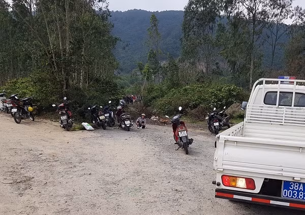  Người phụ nữ tử vong khi đi móc đót: Sáng 17/2, bà Bùi Thị Quý (SN 1957) cùng chị dâu là bà Phạm Thị Lành, cùng trú phường Đậu Liêu, thị xã Hồng Lĩnh, tỉnh Hà Tĩnh) rủ nhau đi móc đót (một loại cây dùng làm chổi quét nhà) trên dãy núi Hồng Lĩnh. Khi đang mải móc đót, bà Quý không may bị rơi xuống chân núi. Sau khi phát hiện sự việc, bà Lành lần xuống chân núi, nơi bà Quý rơi xuống thì phát hiện em dâu đã tử vong. 