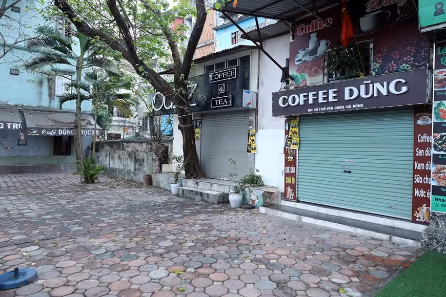 Các quán càphê tại khu đô thị Văn Quán, quận Hà Đông đóng cửa để thực hiện phòng chống COVID-19 (ảnh chụp lúc 8 giờ 50 phút) 