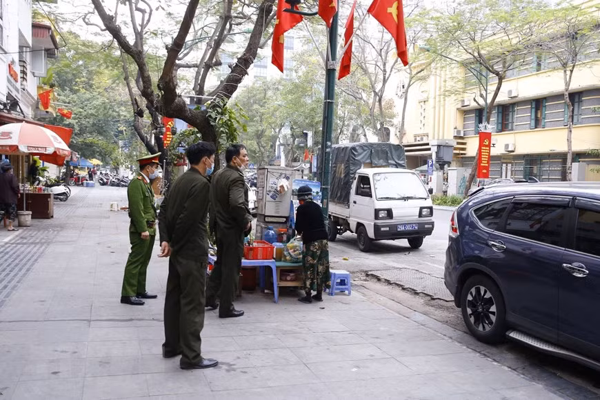 Lực lượng chức năng Công an phường Cửa Nam ra quân đề nghị các hộ kinh doanh đóng cửa quán ăn đường phố, trà đá, càphê.