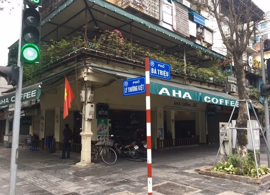 Quán càphê đóng cửa trên phố Bà Triệu. 