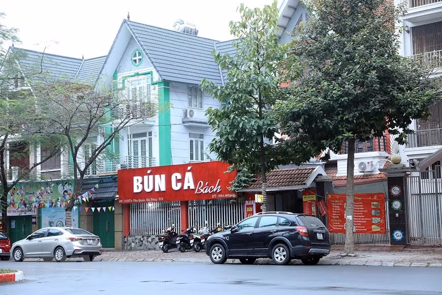 Vẫn còn quán ăn sáng chưa thực hiện việc đóng cửa (ảnh chụp lúc 8 giờ 30 phúp) 