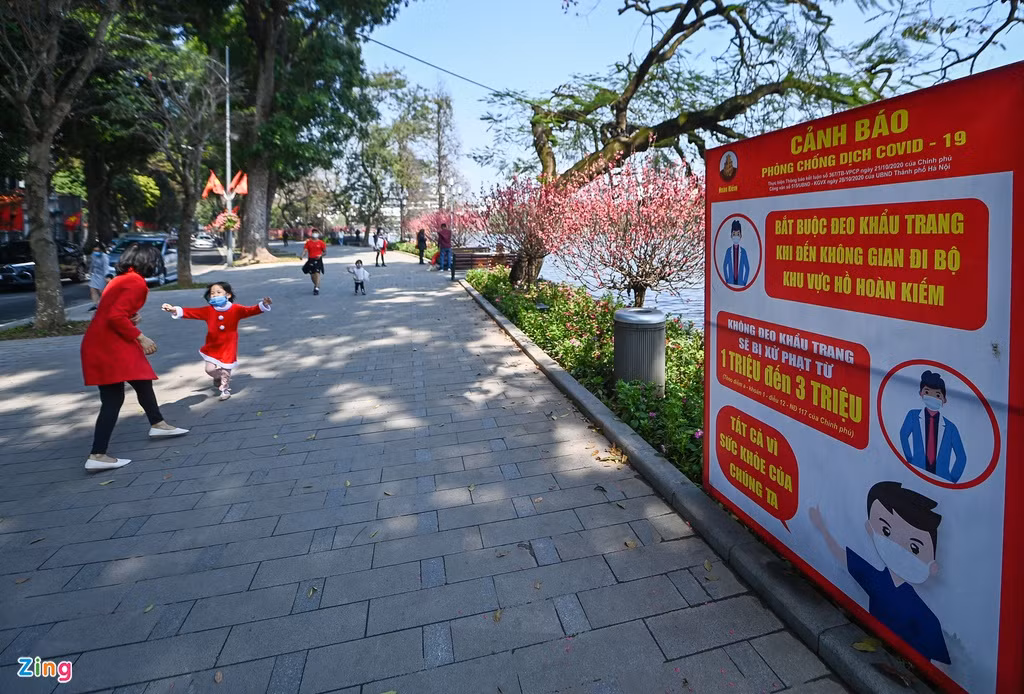 Do diễn biến phức tạp của dịch Covid-19 nên dịp Tết này phố đi bộ ven hồ Hoàn Kiếm đã tạm dừng tổ chức. Bên cạnh những tác phẩm nghệ thuật chào đón xuân mới, nhiều tấm biển cảnh báo, nhắc nhở người dân thường xuyên đeo khẩu trang vẫn được bố trí quanh hồ Hoàn Kiếm. 