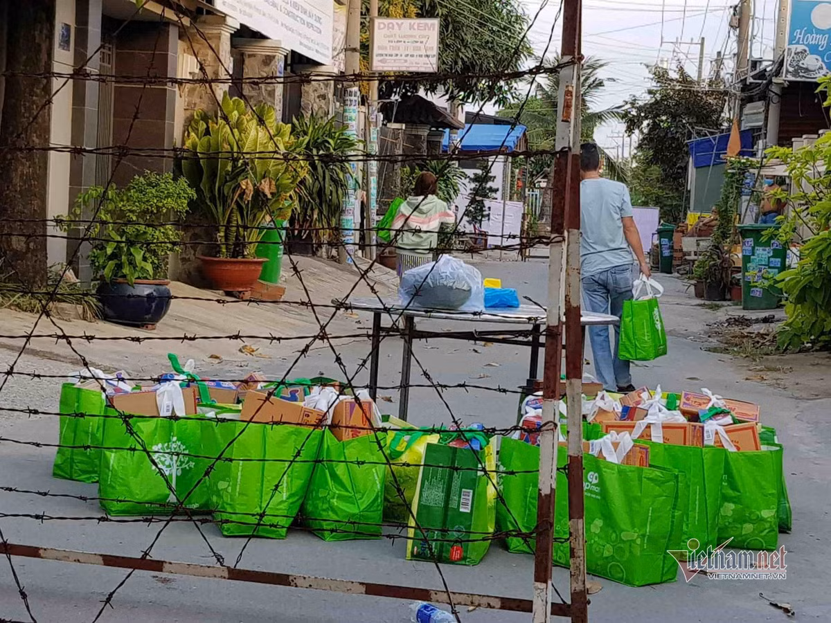 Nguoi dan khu phong toa: Dat hang qua Tet, nhan banh co truyen tu nguoi than-Hinh-2