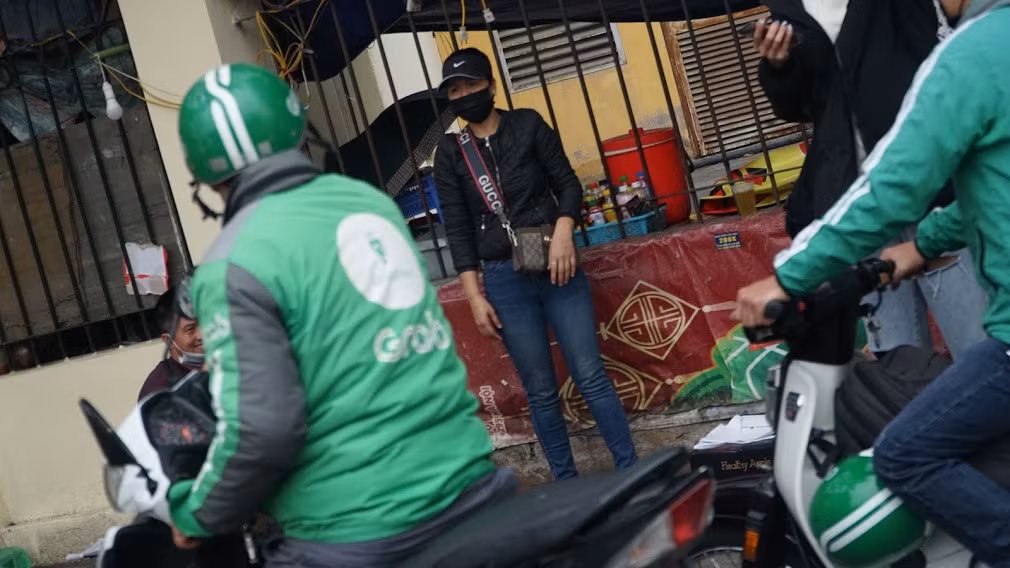 Việc vệ sinh cốc chén tại các quán trà đá vỉa hè thường qua loa, nhanh chóng, không đảm bảo an toàn. 
