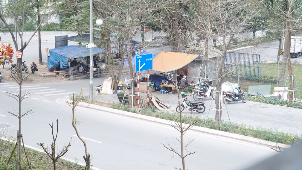 Nhưng sau chỉ thị, hàng loạt các quán nước vỉa hè vẫn đang lén lút hoạt động.