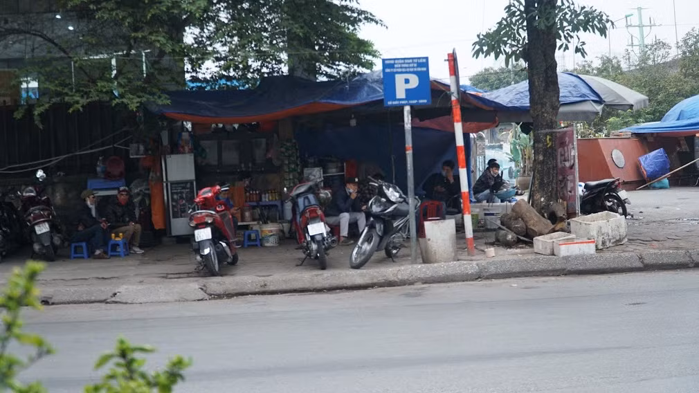 Các quán trà đá vẫn hoạt động tấp nập, lượng khách ra vào liên tục và ngồi sát nhau.