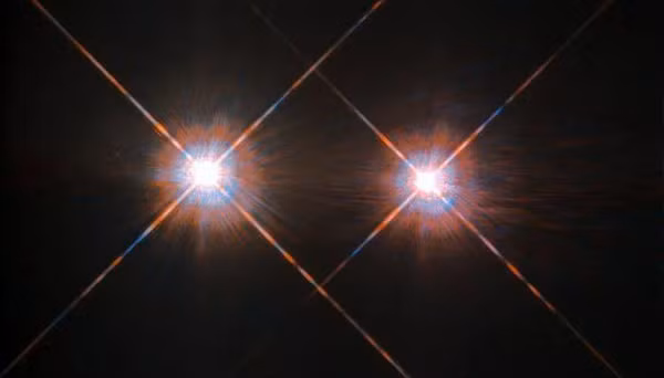 Hệ 3 sao này gồm Alpha Centauri A, Alpha Centauri B, Alpha Centauri C. Trong đó Alpha Centauri A và B là một cặp sao đôi sáng kiểu K1 quay quanh một trọng tâm ảo khoảng 80 năm một lần, khoảng cách giữa chúng chỉ bằng 11 lần khoảng cách Trái Đất và Mặt Trời.
