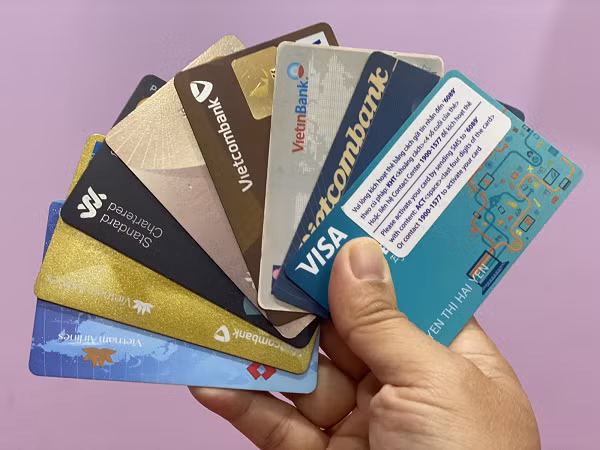 Bên cạnh đó, điểm đặc biệt của thẻ ATM có gắn chip là khả năng tích hợp trên ứng dụng. Ví dụ, cho vay nhỏ lẻ, sổ tiết kiệm, thẻ sinh viên… Còn thẻ từ cũ không có tính năng này.