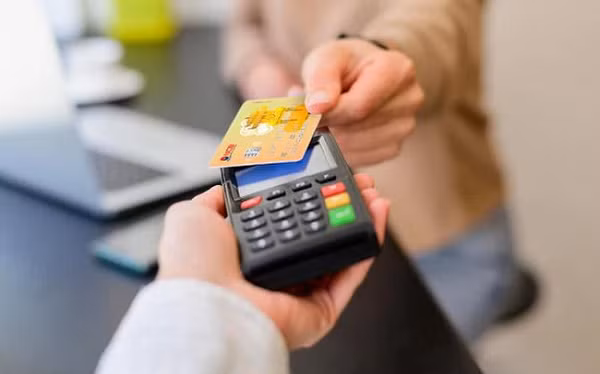 Bên cạnh đó, thẻ ATM gắn chip của các ngân hàng hiện nay còn được bổ sung tính năng thanh toán không tiếp xúc. Khách hàng có thể để nguyên thẻ trong ví mình và chỉ cần chạm vào máy quẹt.