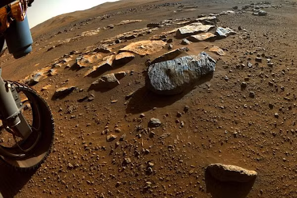 Miệng hố Jezero rộng 45 km, nơi robot Perseverance hạ cánh lần đầu tiên hồi tháng 2/2021, từng là một lòng hồ cổ đại thuộc vùng châu thổ sông khổng lồ, tập trung nhiều hợp chất như olivine, carbonate, và phân tử hữu cơ.