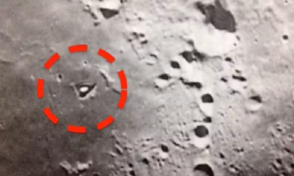 Miệng núi lửa Jenner trên Mặt trăng rất lớn, đường kính khoảng 7,4 km. Điều đó có nghĩa là nơi sinh sống của người ngoài hành tinh (nếu tồn tại) cũng rất lớn.