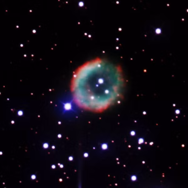 Tinh vân NGC 2438 là một ngôi sao giống Mặt Trời vừa trải qua cách chết rực rỡ. Sau đó nó sẽ bước vào giai đoạn chỉ kéo dài 10.000 năm, khi vật chất bị đẩy ra liên tục và mở rộng ra ngoài không gian.