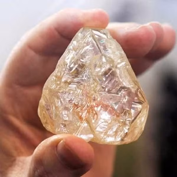 Hiện tượng này gọi là lân quang, chỉ xảy ra với dưới 0,01% kim cương tự nhiên trên toàn thế giới. Viên kim cương xanh Hope Diamond nổi tiếng thế giới cũng có khả năng này.