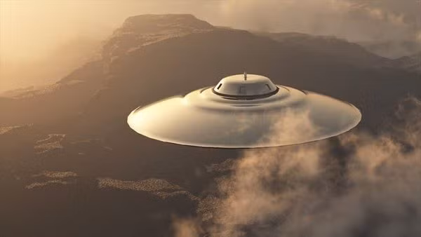 Theo Elizondo, các nhân chứng của "Tic Tac UFO" đều là những phi công hay quan sát viên được đào tạo bài bản. Họ được huấn luyện để xác định hình bóng máy bay ở khoảng cách xa rất xa, trên 20 dặm (tương đương 32 km). Thế nhưng không một ai xác định được vật thể bay kỳ lạ, dù họ nhìn thấy nó bằng cả mắt thường và trên radar.